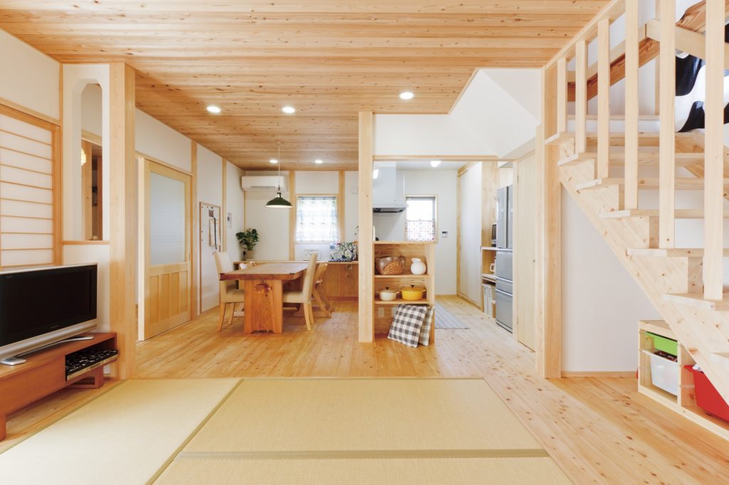 和風×ナチュラルな空間　畳リビング＆縁側のある木の家