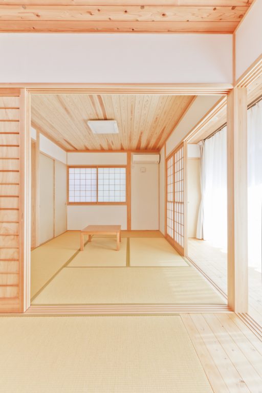 和風×ナチュラルな空間　畳リビング＆縁側のある木の家
