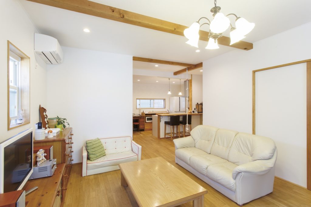 使い込んだ家具にもぴったり 無垢と漆喰に包まれた住まい