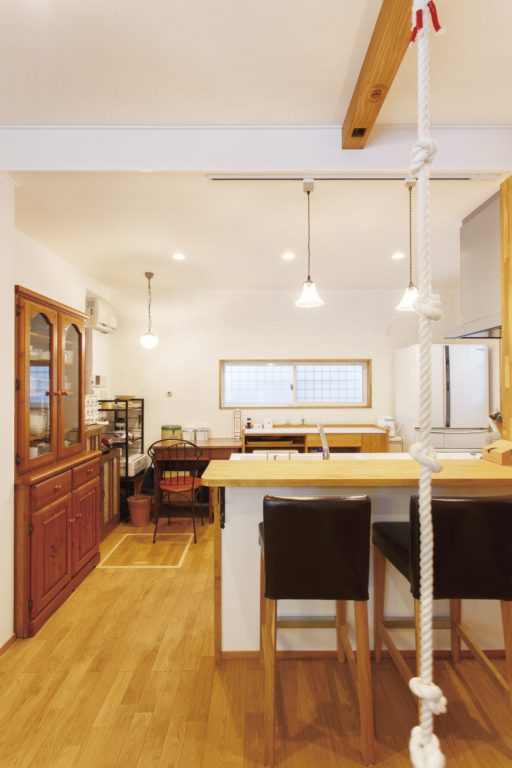 使い込んだ家具にもぴったり 無垢と漆喰に包まれた住まい