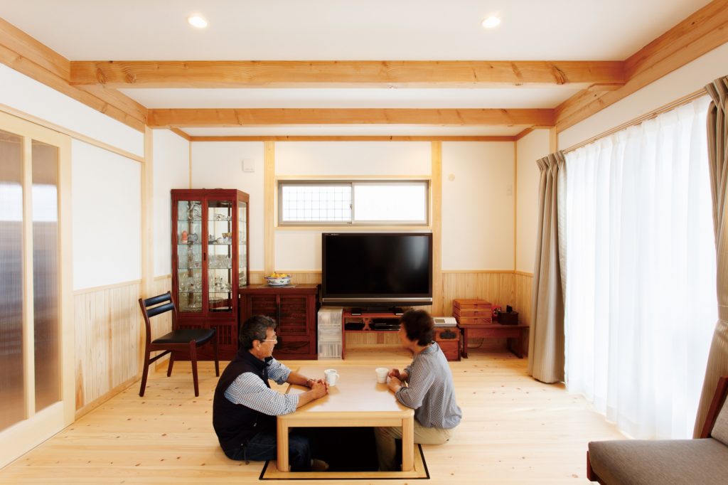 無垢×アンティーク家具が◎　孫がいっぱい遊べる木の家