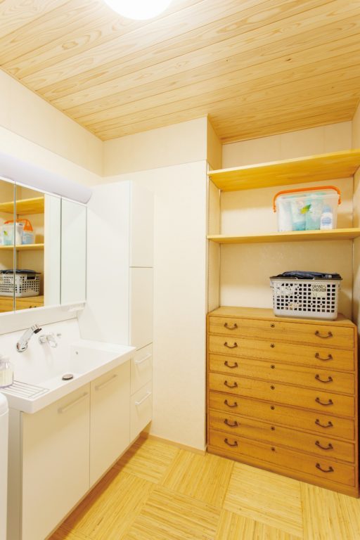 無垢×アンティーク家具が◎　孫がいっぱい遊べる木の家