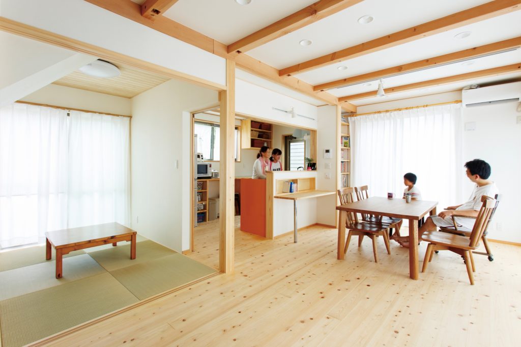 窓が多く、光と風がたっぷり　自然素材の気持ちのいい家