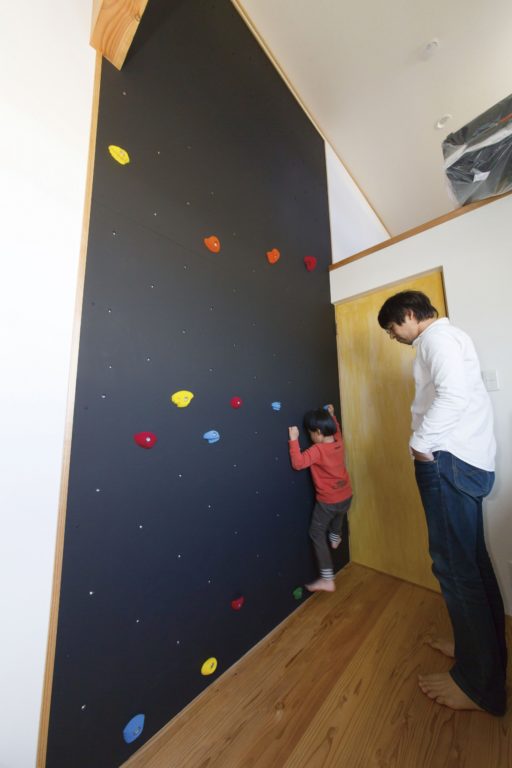 無垢床と漆喰に囲まれた木の家　土間とボルタリングがポイント