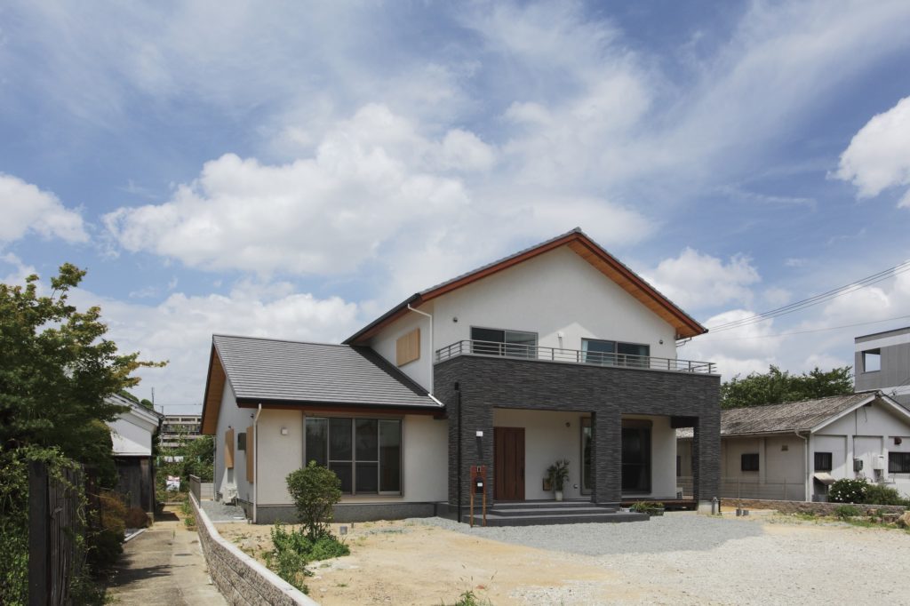 母屋と離れ感覚の二世帯住宅　ダイナミックな玄関が家の顔