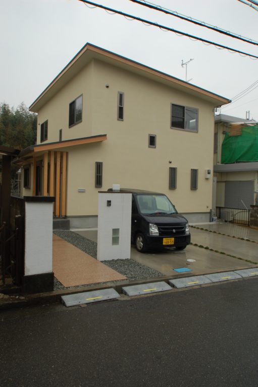 玄関からくるり回遊できる家　レトロな窓越しの風景が粋