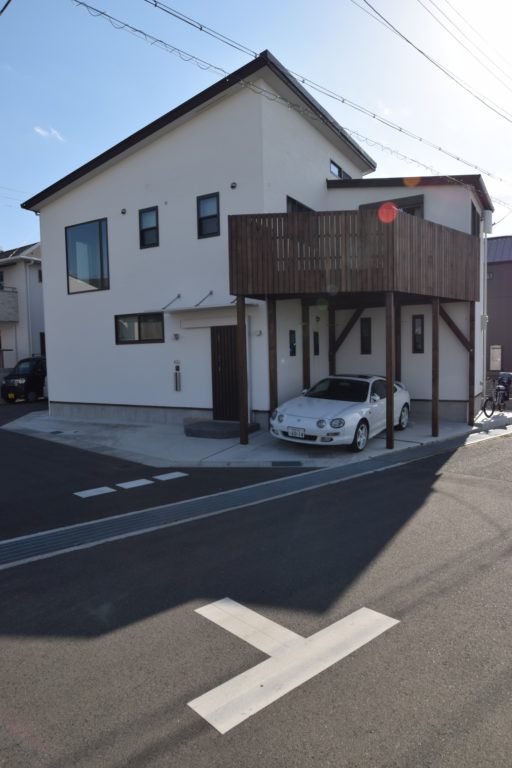 無垢床と漆喰に囲まれた木の家　土間とボルタリングがポイント