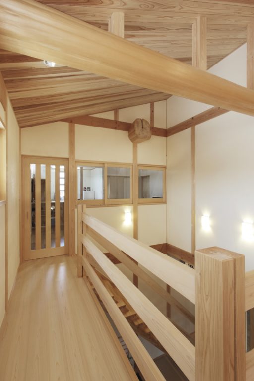 母屋と離れ感覚の二世帯住宅　ダイナミックな玄関が家の顔
