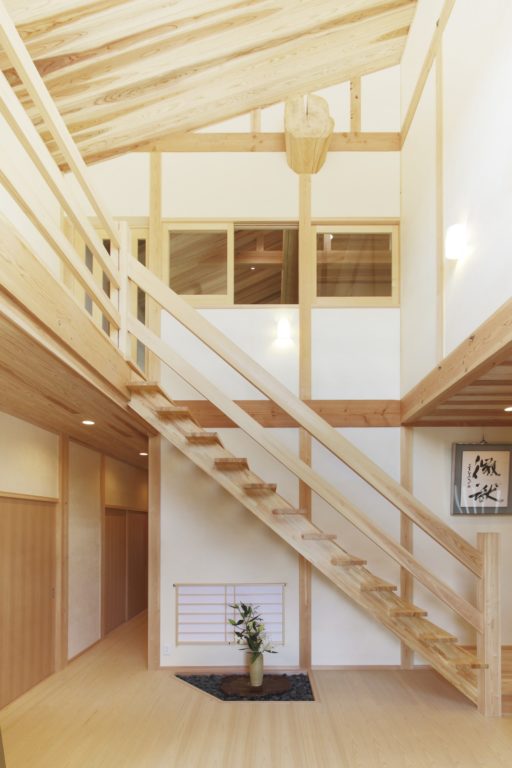 母屋と離れ感覚の二世帯住宅　ダイナミックな玄関が家の顔