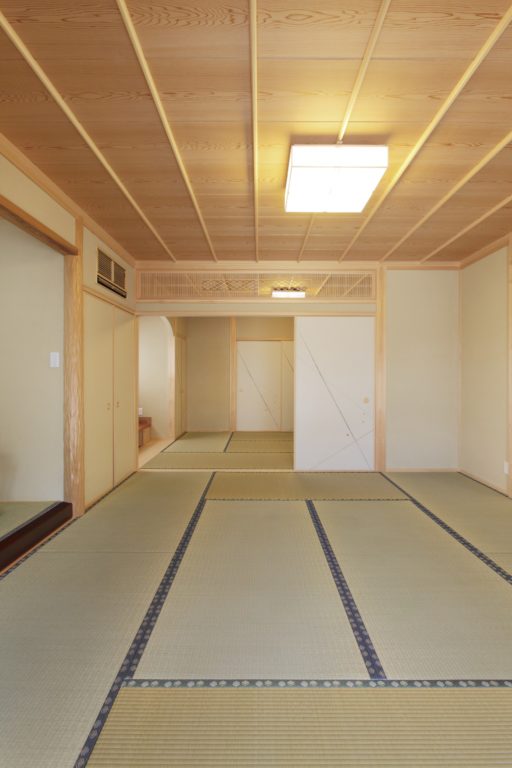 母屋と離れ感覚の二世帯住宅　ダイナミックな玄関が家の顔