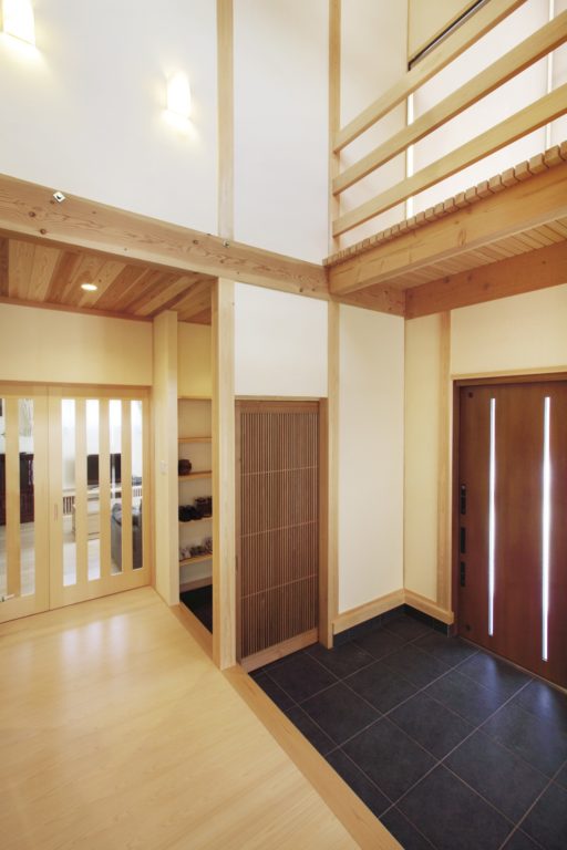 母屋と離れ感覚の二世帯住宅　ダイナミックな玄関が家の顔