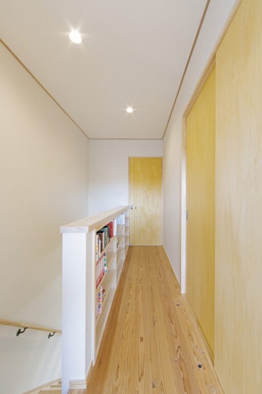間口の狭い狭小地。無駄な廊下をなくし、コンパクトに暮らす。