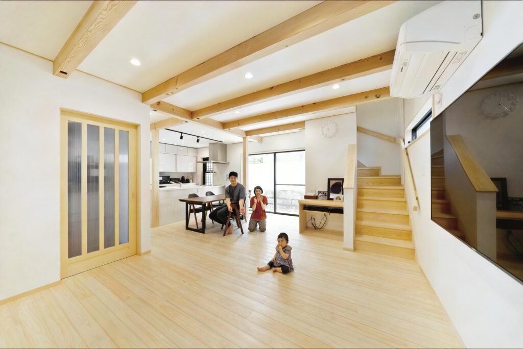 自然素材のやさしい家。洗面→ サンルームの家事ラク動線が◎
