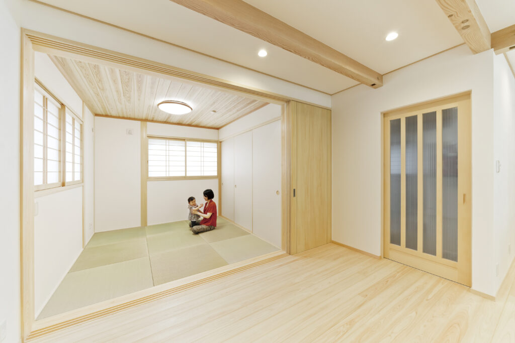 自然素材のやさしい家。洗面→ サンルームの家事ラク動線が◎