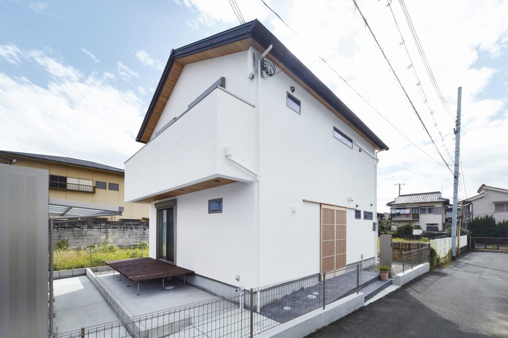 勾配天井の２階LDKの家