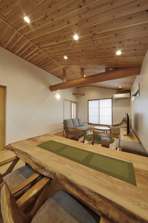 勾配天井の２階LDKの家