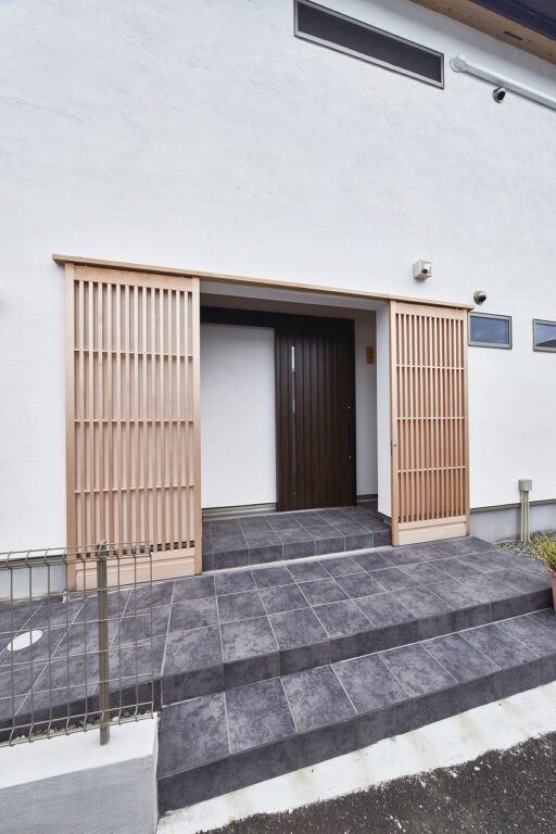 勾配天井の２階LDKの家