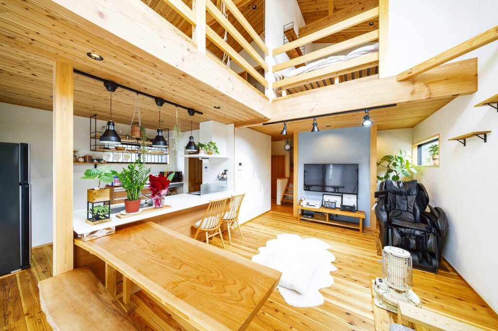 驚くほど開放的！　木が香る自然素材をたっぷり使用した憩いの家