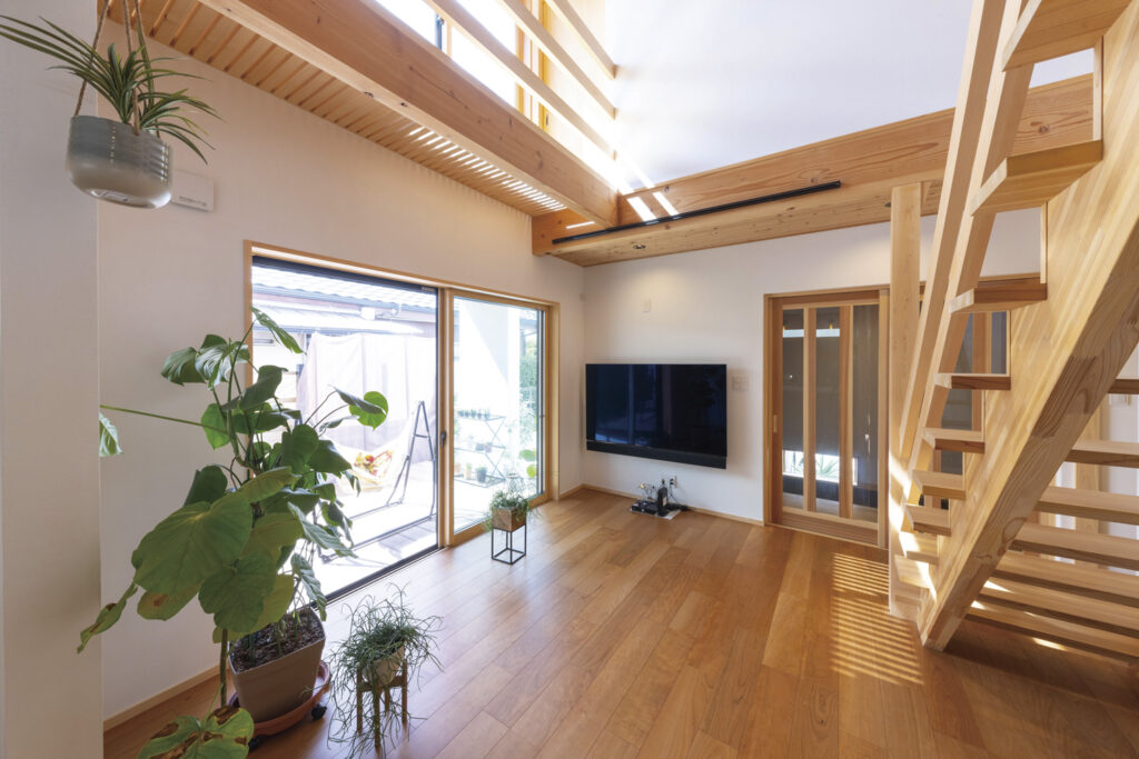 タテヨコに広がる木の家