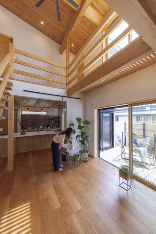 タテヨコに広がる木の家