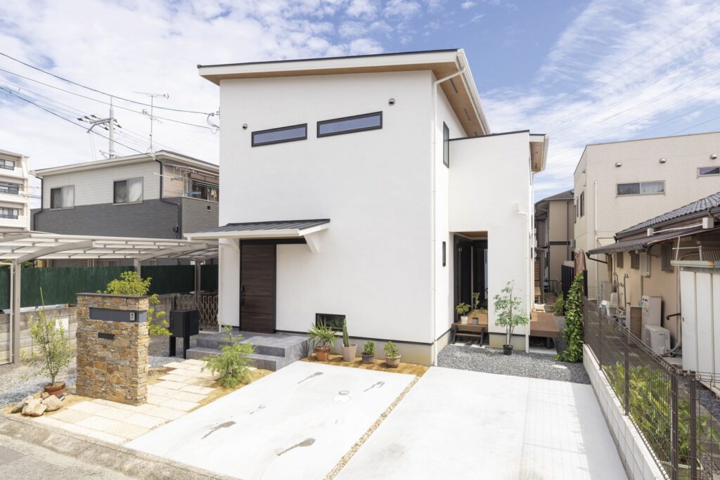 タテヨコに広がる木の家