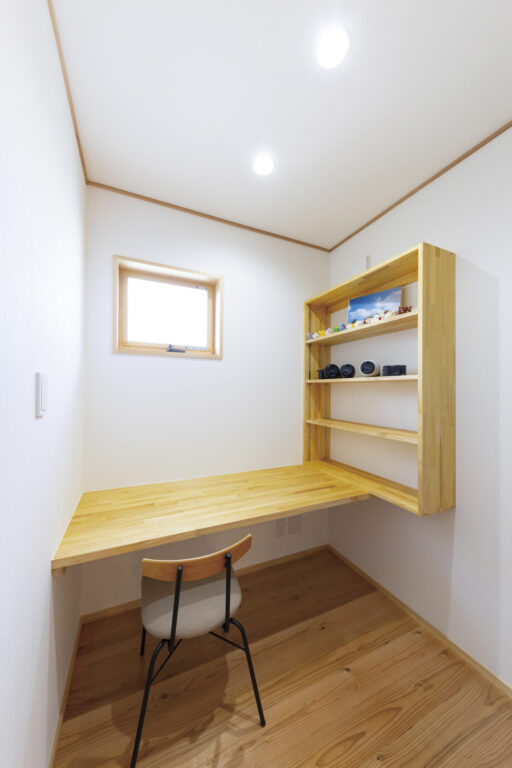 縁側と吹抜けのある木の家