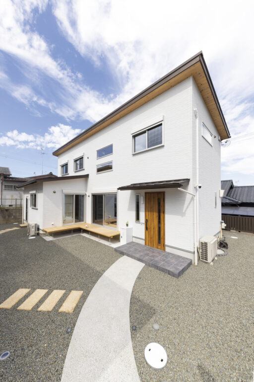 縁側と吹抜けのある木の家