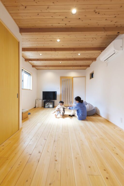 細長い土地を最大限に活かした木の家